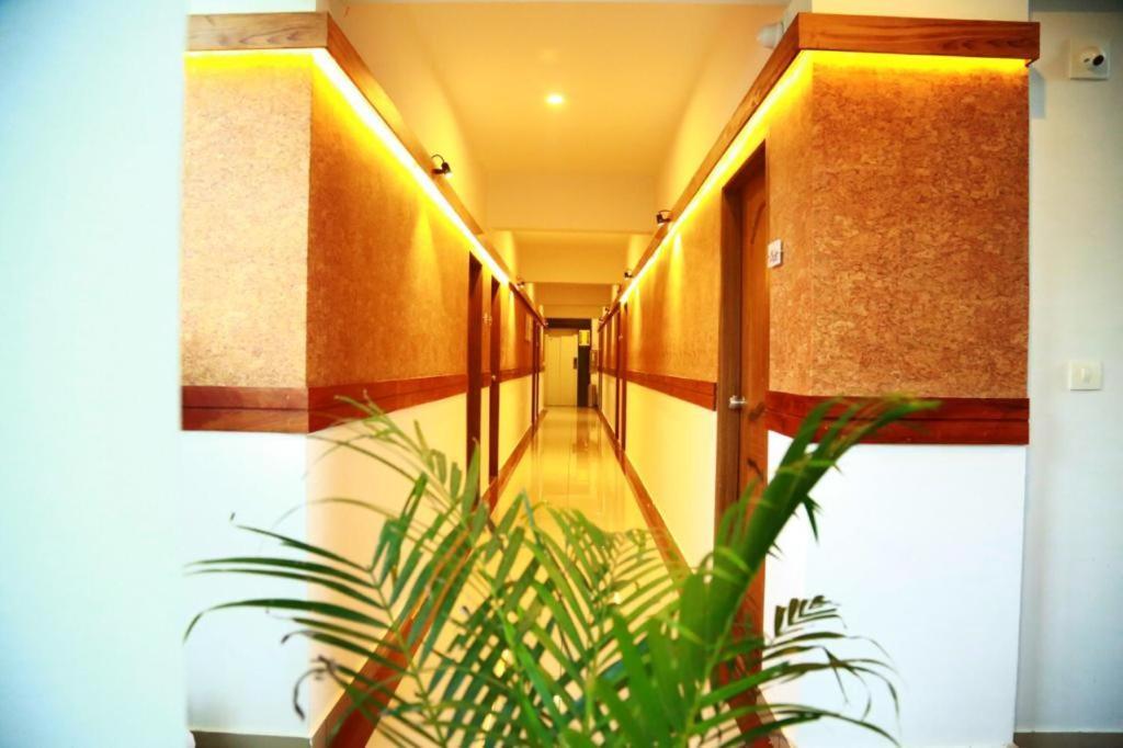 Akan Hotel And Residence Meppadi Bagian luar foto